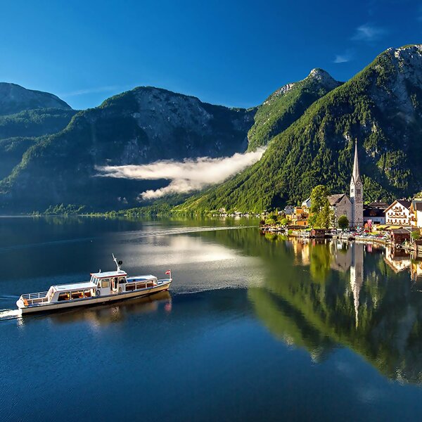 Wage dich auf einer ganztägigen privaten Tour ins österreichische Seengebiet und besuche das UNESCO-Weltkulturerbe Hallstatt im Salzkammergut. Fahre entlang des smaragdgrünen Fuschlsees, besuche das kaiserliche Sommerschloss in Bad Ischl und vieles mehr. - Hallstatt | Salzburg